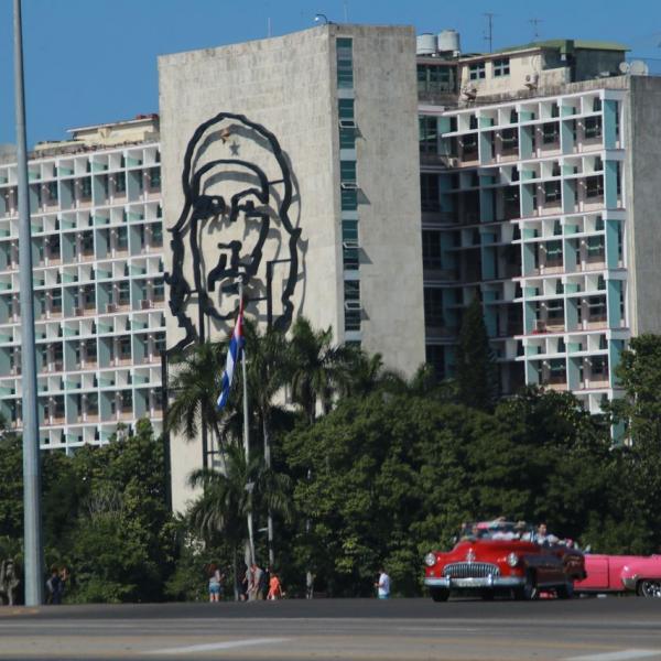 Знаменитый вид с площади Революции