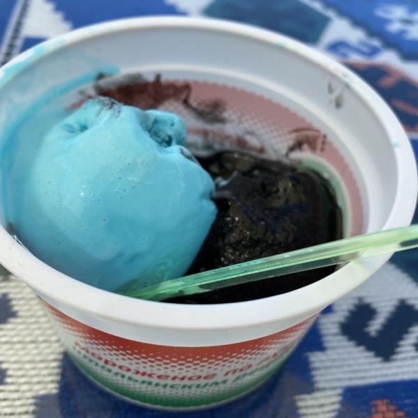 И там продают черное клубничное мороженое